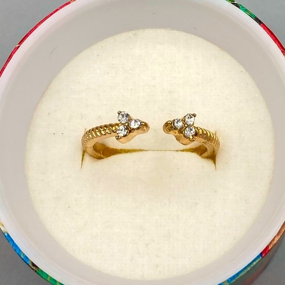 Arrow Ring with Clear Crystal Accents - Picture 1 of 3